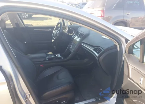 2017 Ford Fusion Energi Titanium z USA, uszkodzony, nr VIN 3FA6P0SU2HR208260